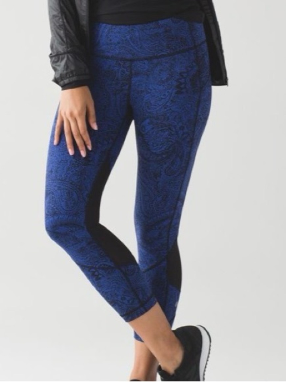Lululemon Pace Rival Crop
Antique Paisley Sapphire Blue Black / Black 6